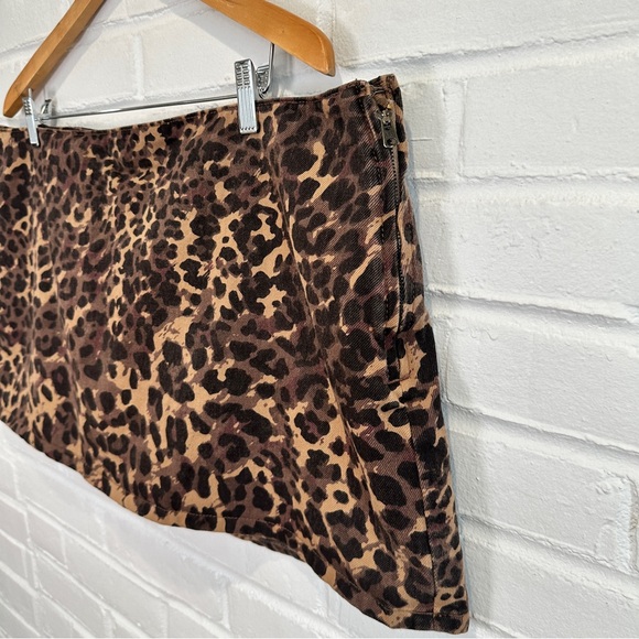Abercrombie & Fitch Mid Rise Denim Mini Skort in Leopard Print - Picture 7 of 12